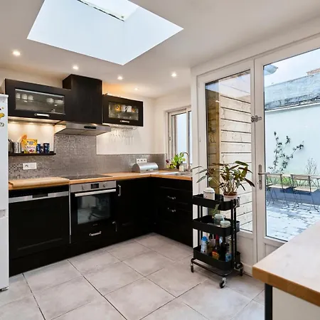 3 Bedroom House With Courtyard Close To Lille Guest house La Madeleine (Nord)