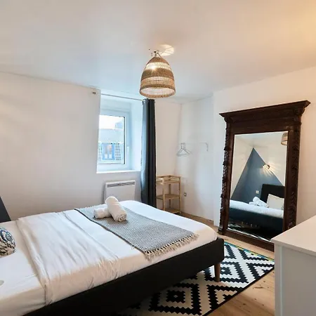 Guest house 3 Bedroom House With Courtyard Close To Lille La Madeleine (Nord)